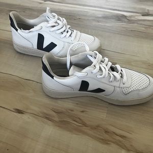 Veja V10 Leather Sneakers size 39 US 8